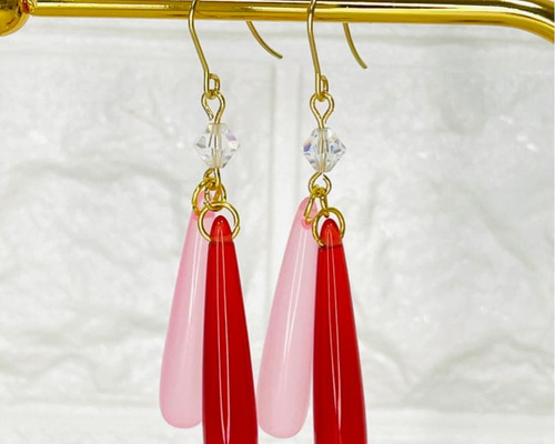 ひねりチャーム 赤いビーズのゆらゆらピアス ✨ 赤とピンクの2色が揺れる ウォータードロップピアス ✨ ピアス