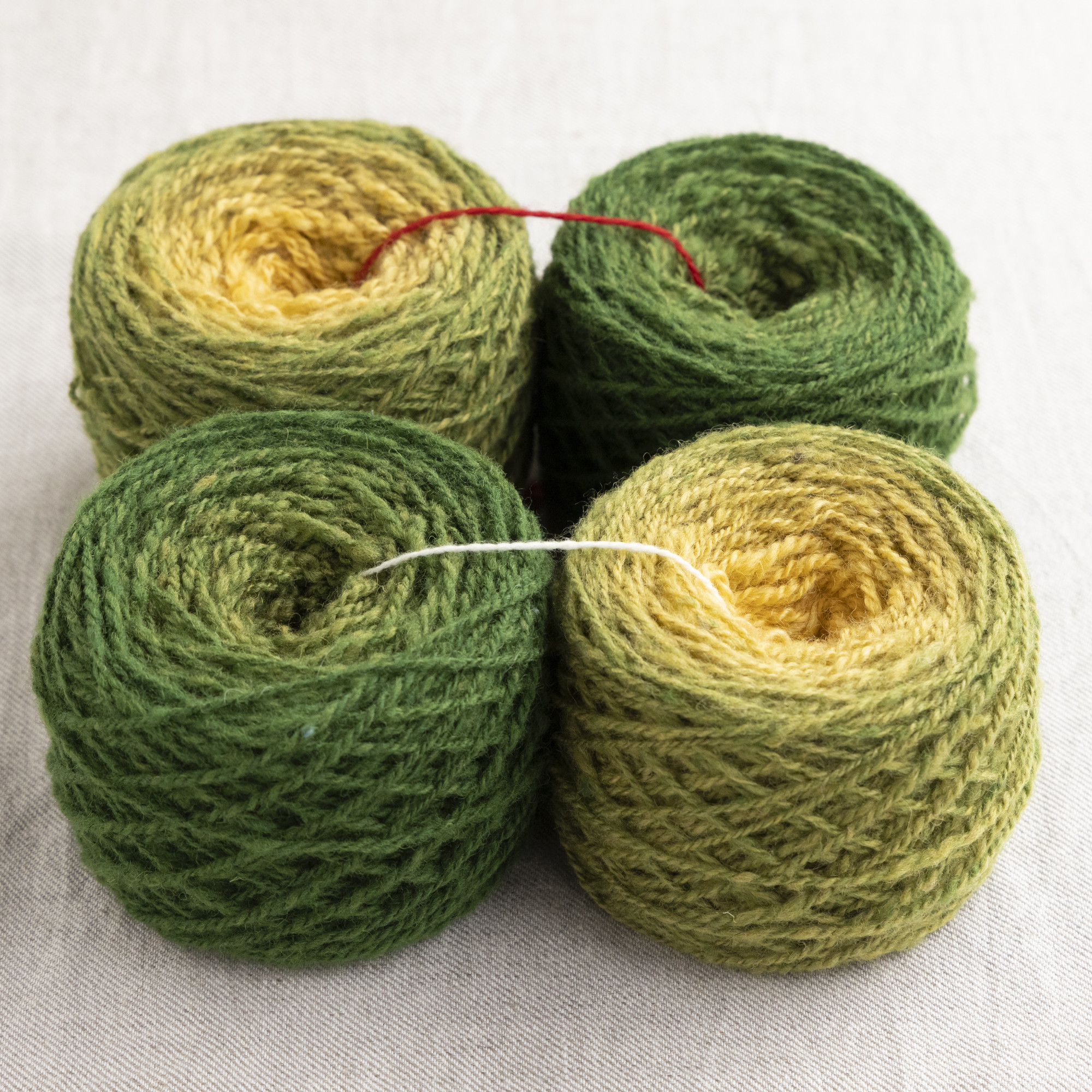 手紡ぎ　草木染め　菜の花畑のグラデーション糸　　　　ベスト用　　150×2g   1.8番手 ♯2603