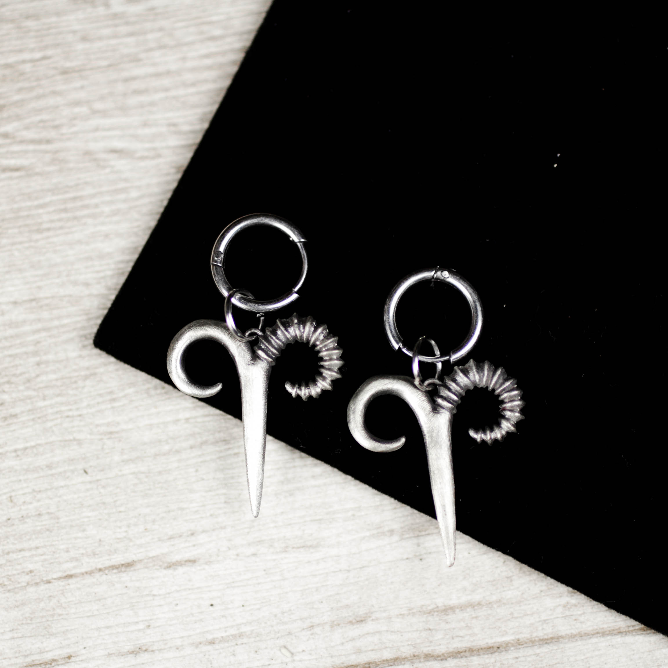 シルバー・ラムホーン・ドロップイヤリング - 星座おひつじ座をモチーフにしたジュエリー - 手作りダングルイヤリング