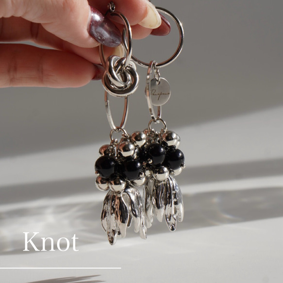 Knot｜結びのデザインが印象的な 揺れるシルバーロングピアス