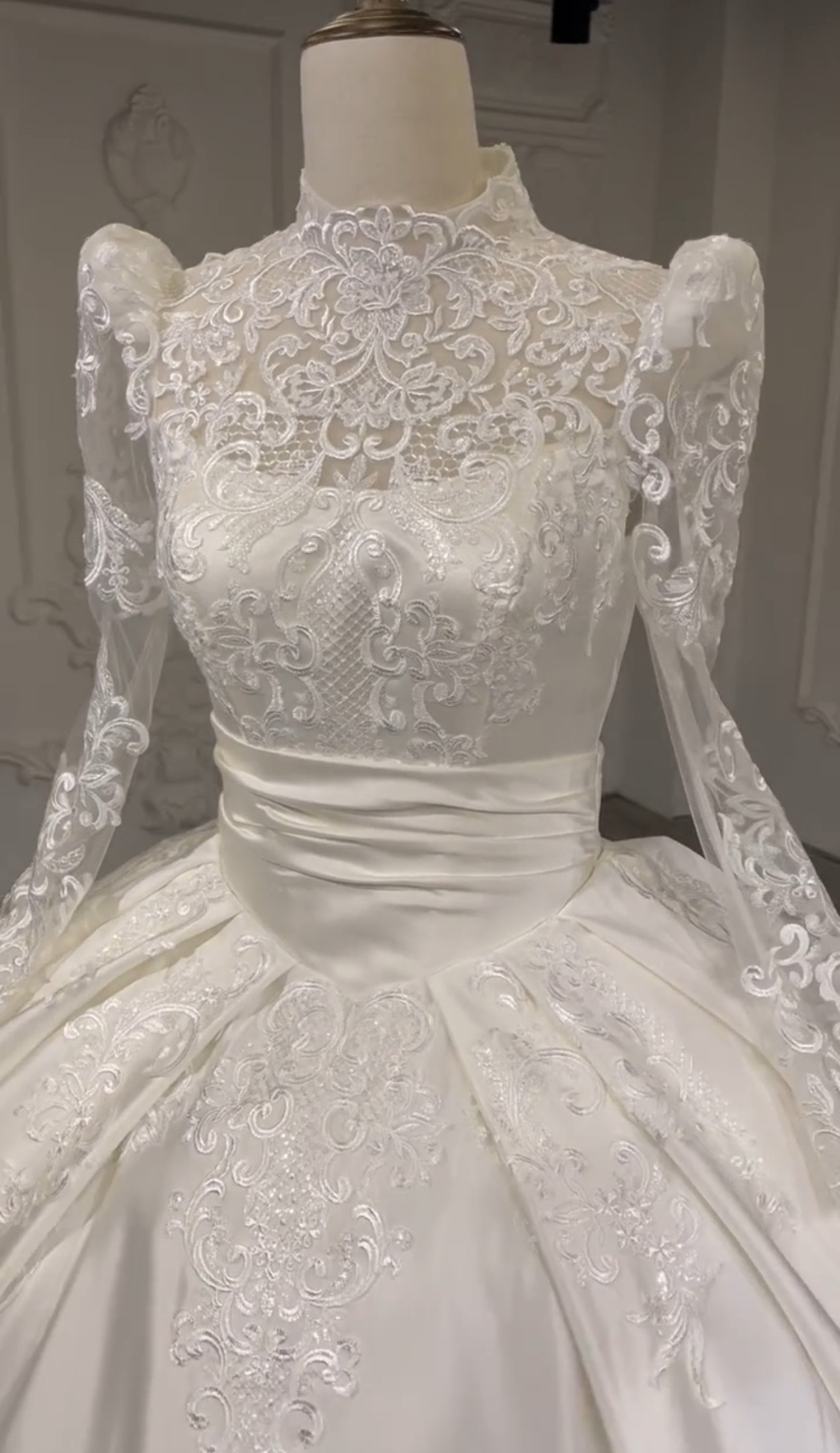 アンティークなウェディングドレス　魅惑の刺繍　イリュージョンネック　編み上げサイズオーダー可能　フロアー丈　シースル袖