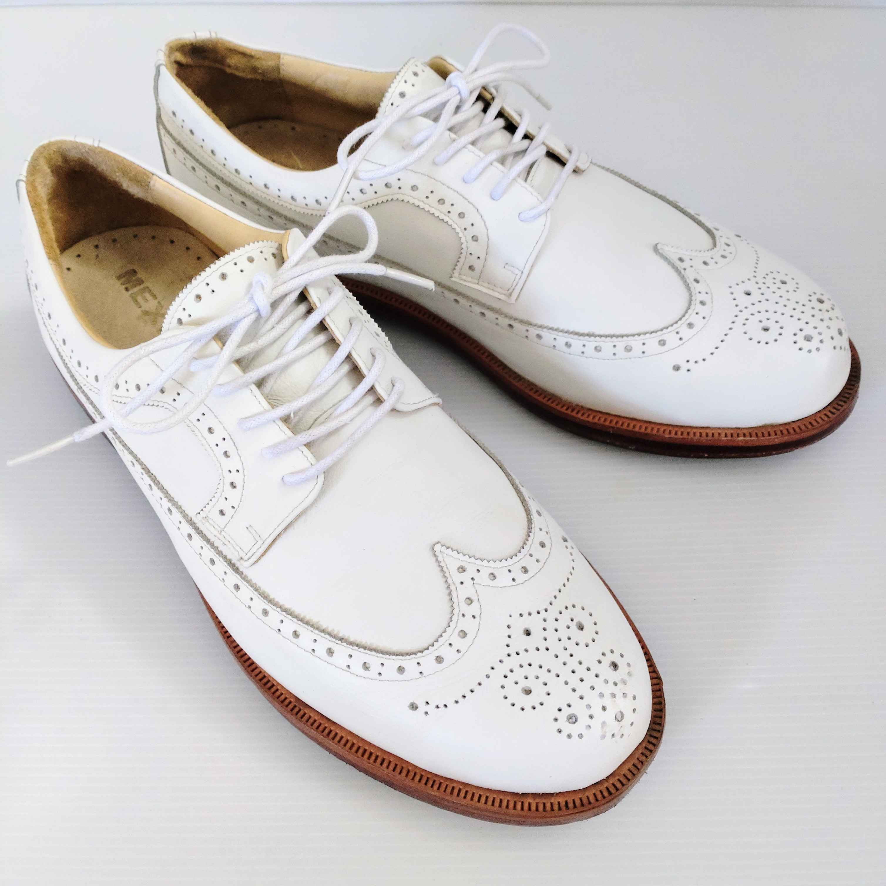 ◇新作◇本革ウイングチップ◇無料サイズ調整◇色変更可能◇幅広甲高対応◇メダリオン装飾◇ホワイト◇