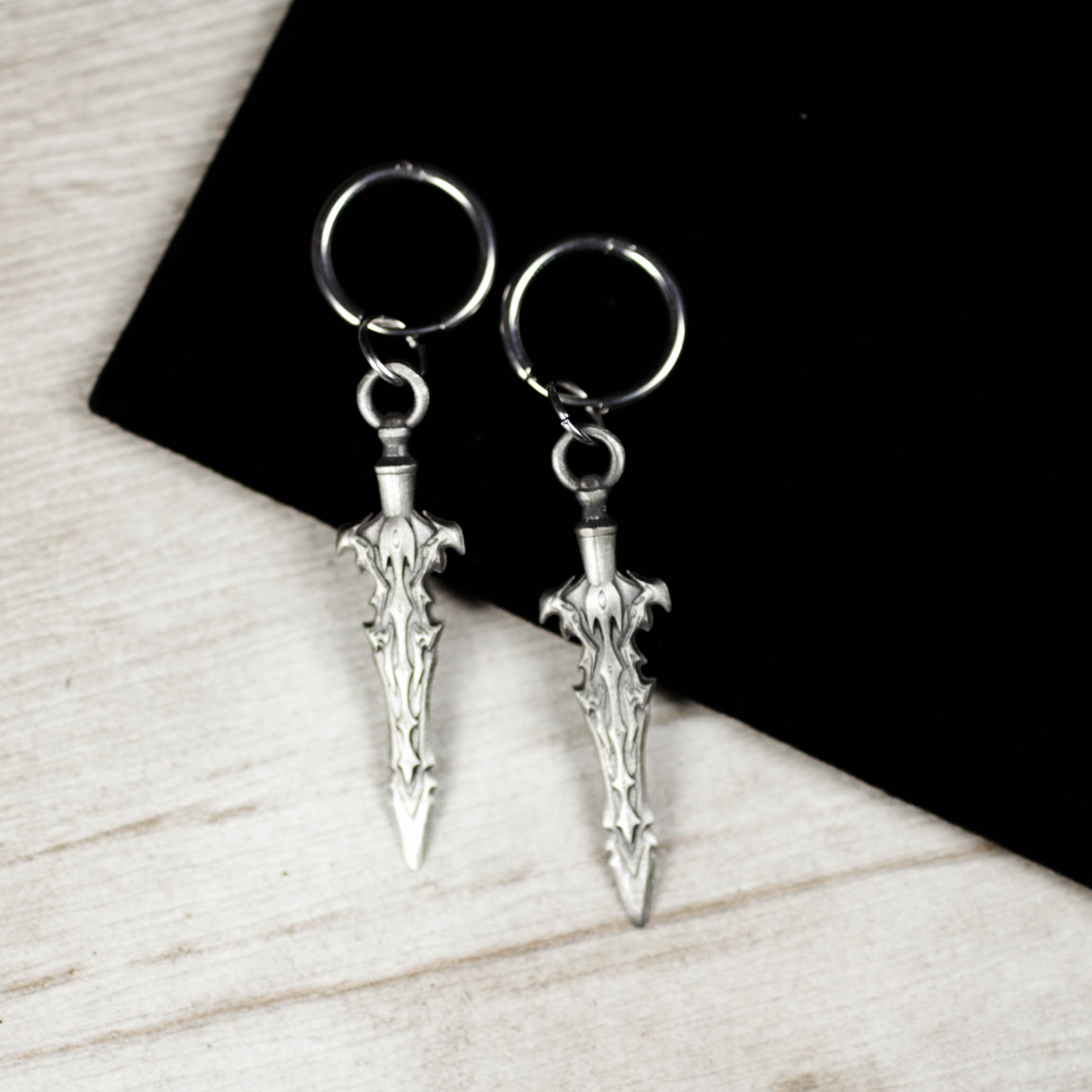 シルバー ワード ドロップ イヤリング - ファンタジーブレードをモチーフにしたジュエリー - 手作り ダングル イヤリ 7,252円
