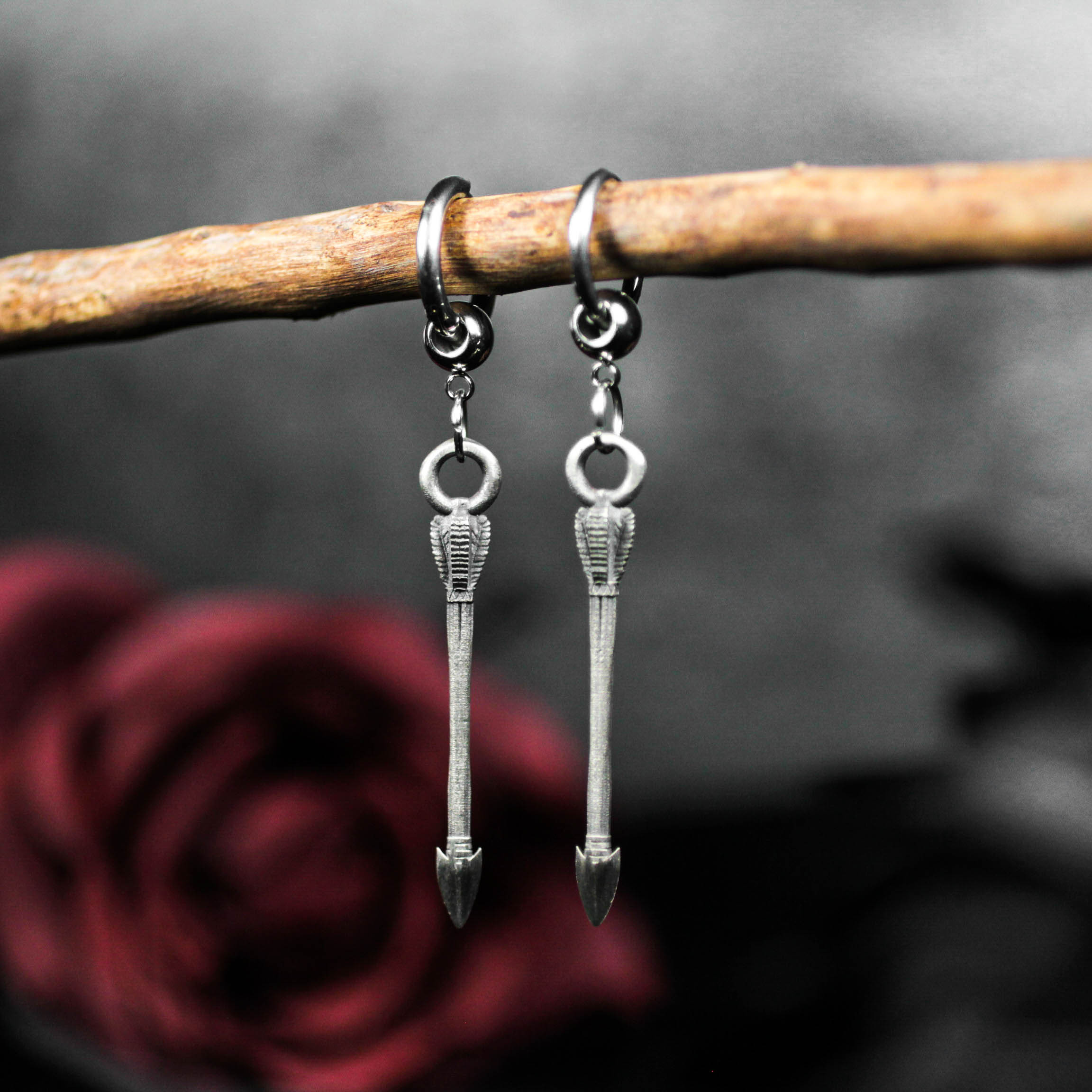 シルバーアロードロップイヤリング - アーチェリーをモチーフにしたジュエリー - 手作りのダングルイヤリング