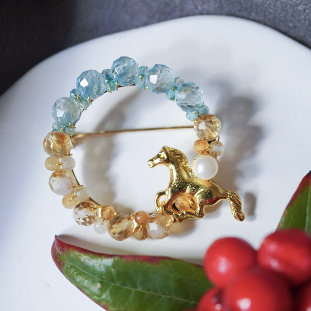 あこや真珠と天然石の駆ける馬モチーフ・大きなブローチ― ブルーカラートパーズ × ファントムシトリン ―