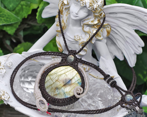 ラブラドライトに黒いパールを咥えた蛇のペンダント ラブラドライトに黒いパールを咥えた蛇のペンダント 神秘的ブルー