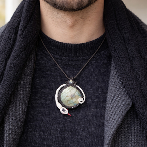 月と太陽を象徴する魔石『ラブラドライト』蛇モチーフ・マクラメ編み