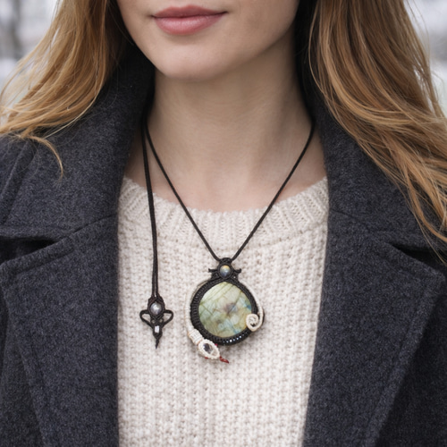 月と太陽を象徴する魔石『ラブラドライト』蛇モチーフ・マクラメ編み