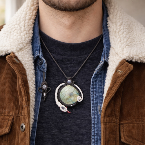 月と太陽を象徴する魔石『ラブラドライト』蛇モチーフ・マクラメ編み