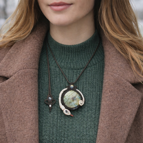 m*e様 ハンドメイド マクラメ ネックレス 天然石　ラリマー　ラブラドライト ラブラドライトとシェルダブレットの天然石マクラメネックレス