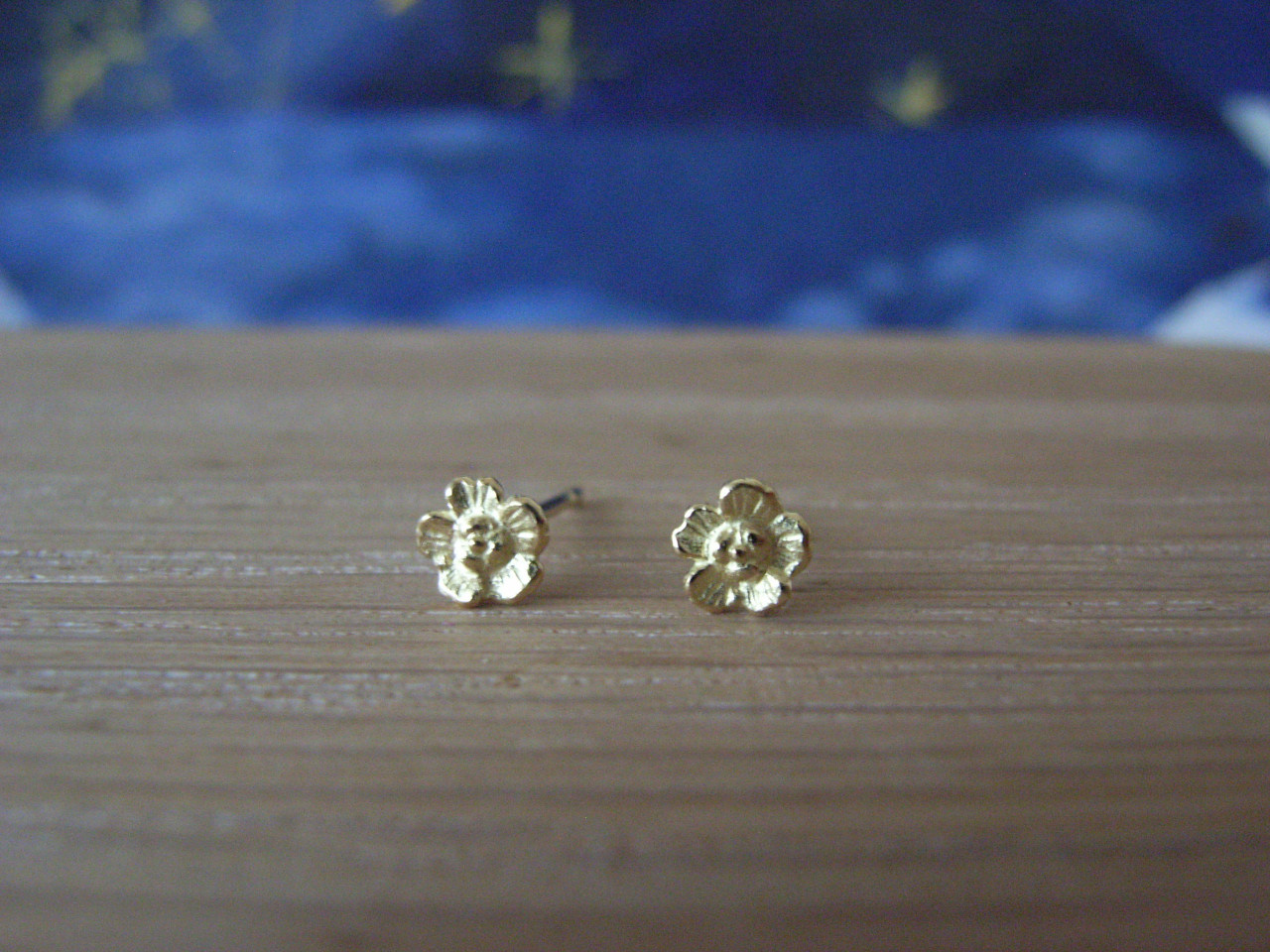 K18 アキレア 勇気の欠片のスタッドピアス