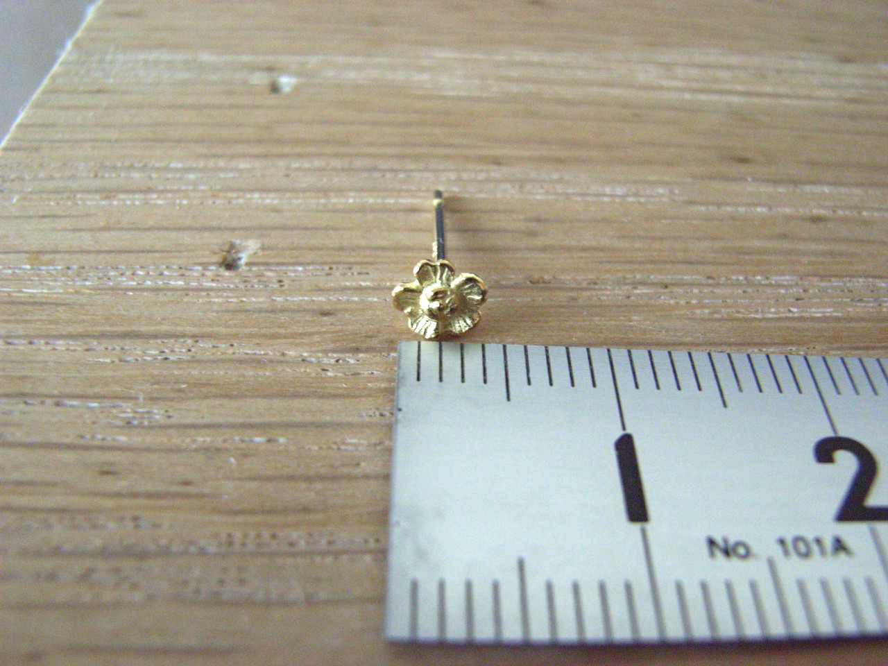 K18 アキレア 勇気の欠片のスタッドピアス