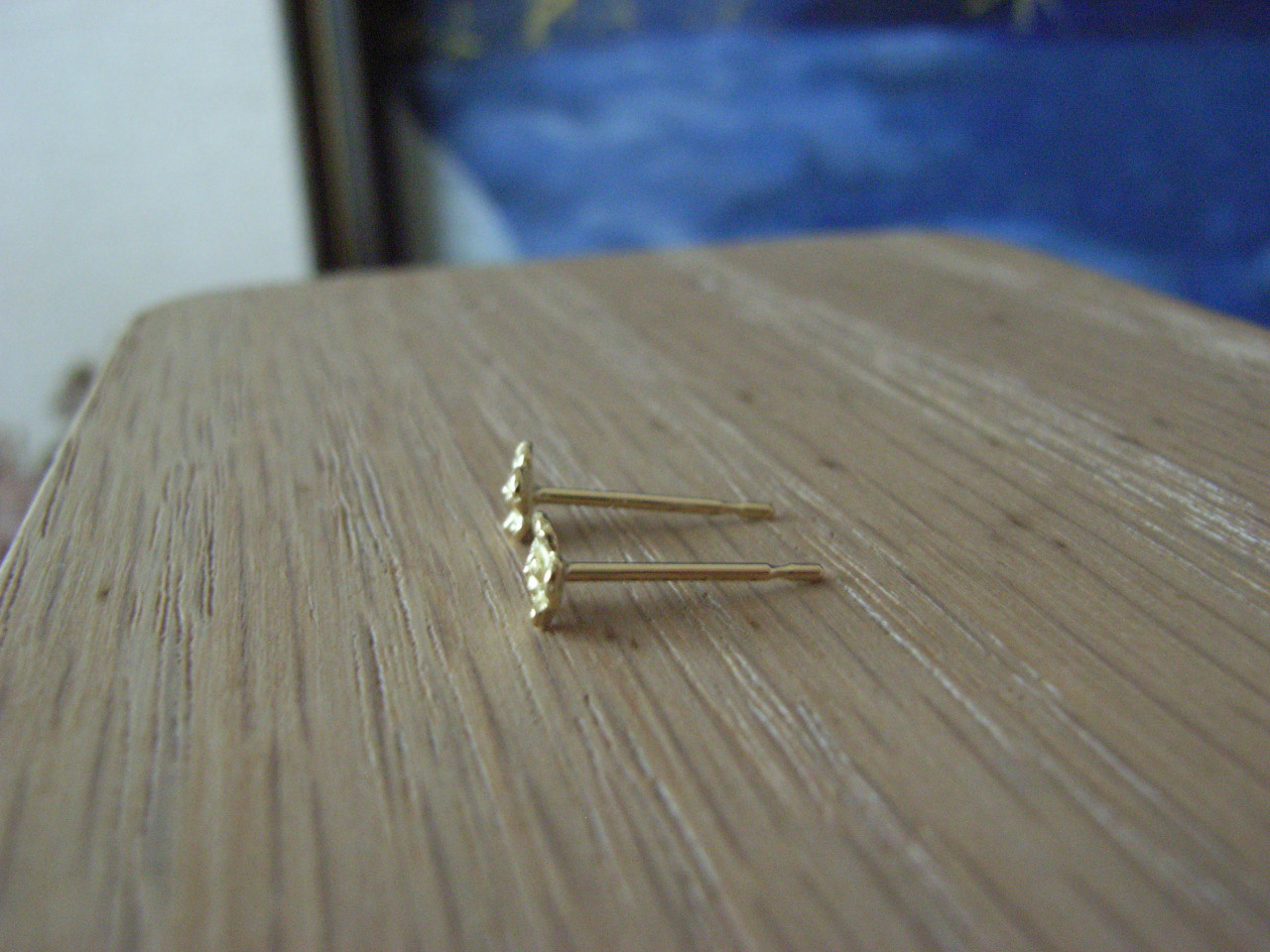 K18 アキレア 勇気の欠片のスタッドピアス