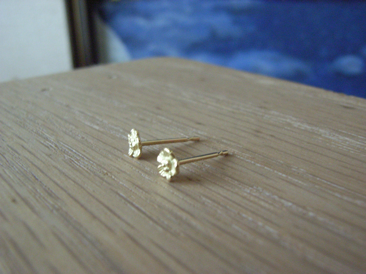 K18 アキレア 勇気の欠片のスタッドピアス