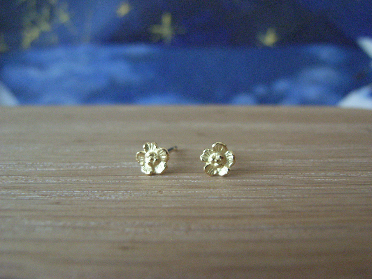 K18 アキレア 勇気の欠片のスタッドピアス