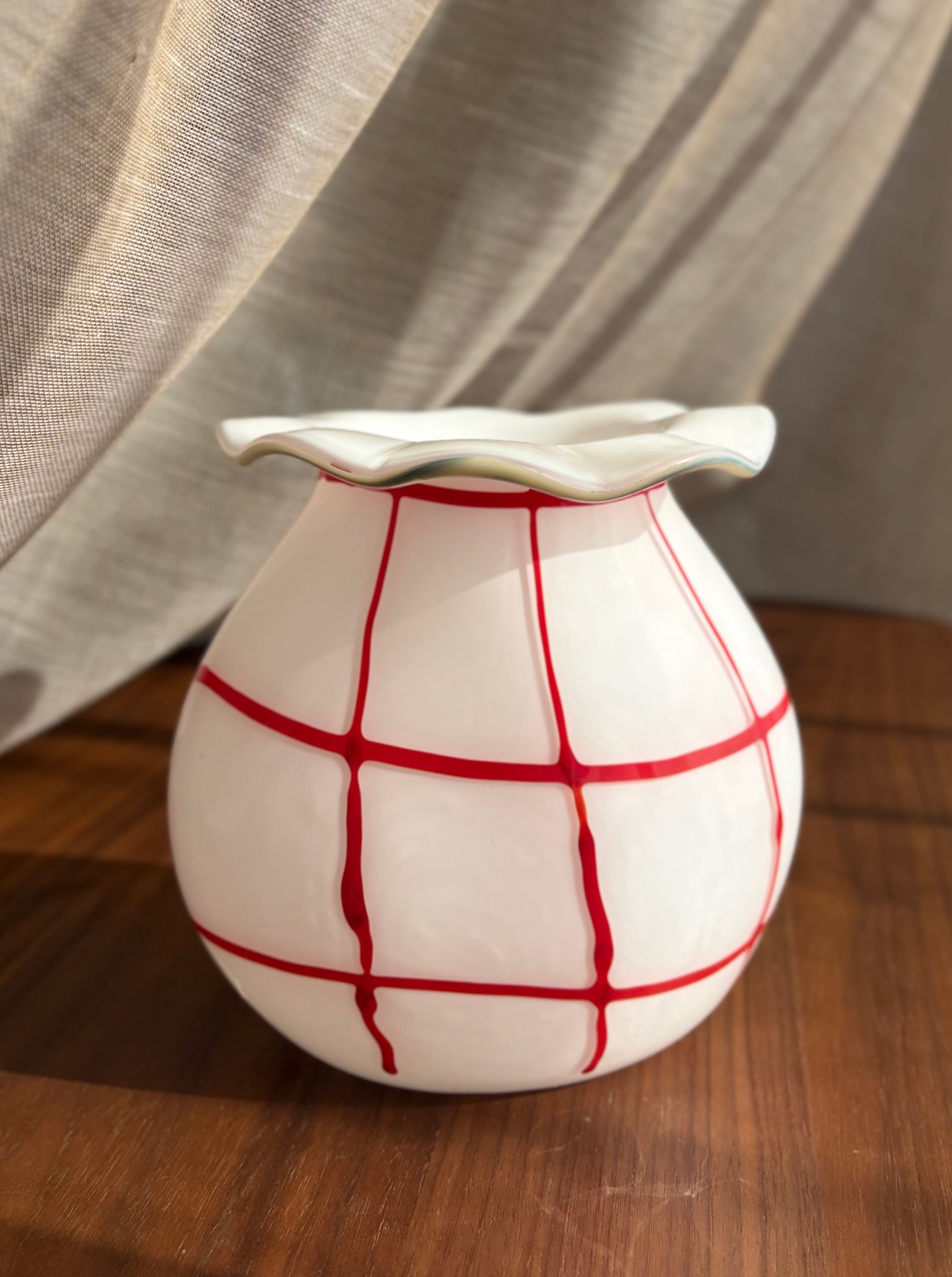 （吹きガラス）赤いチェック柄のフラワーベース