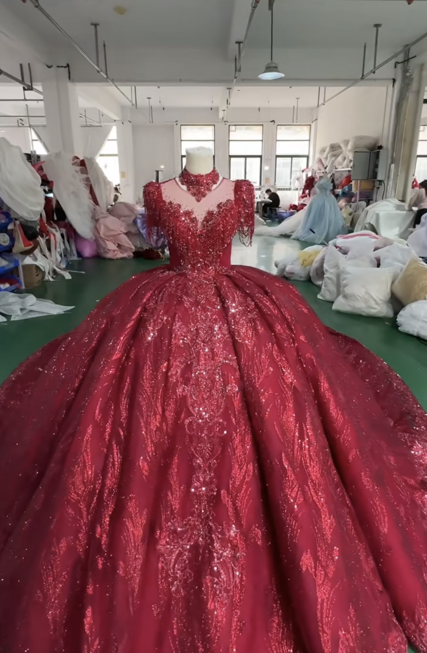 半袖/長袖可能　取り外し可能お袖　スクエアネック　イリュージョン　ネックレス付き　赤系カラードレス　キラキラスカート挙式