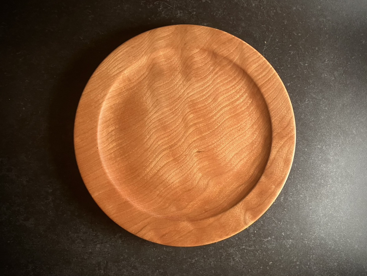 チェリーのリム皿 22cm｜無垢材・オイル仕上げ｜トーストが映える木の皿