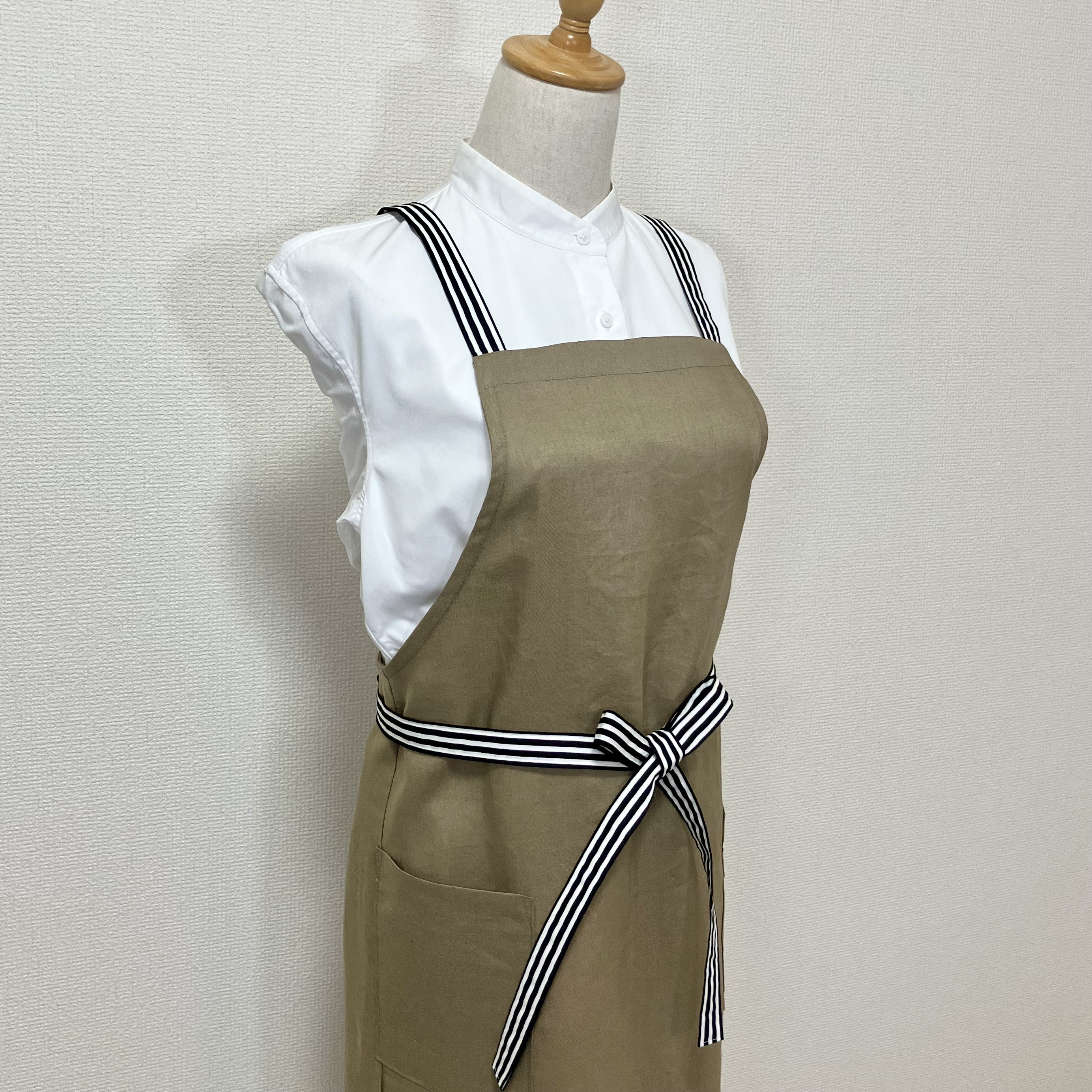 リネンエプロン　肩紐クロス《ブラウンベージュ×ストライプ》お尻が隠れるエプロン