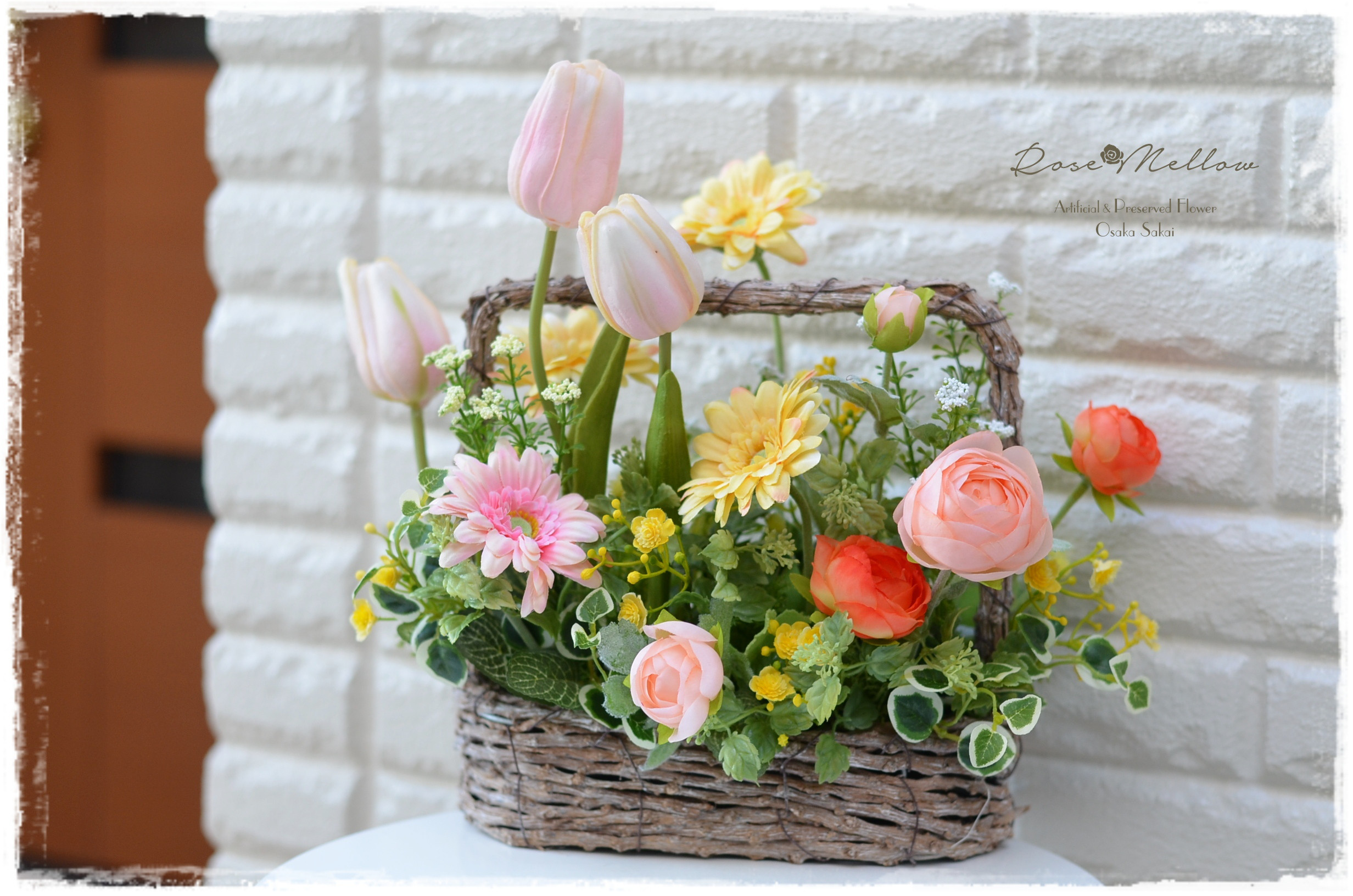 【Creema限定】チューリップとガーベラ、ナンキュラスのグリーンたっぷり春色バスケットアレンジ