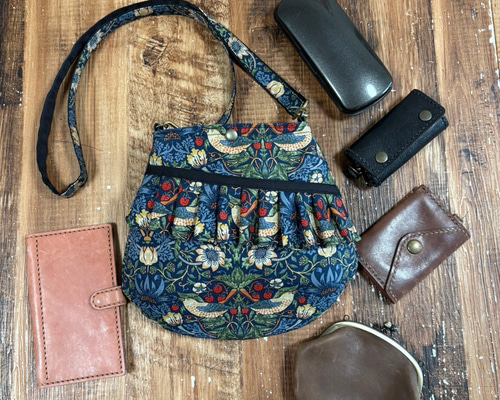 モリスコレクション柄 前フリルが可愛いスマホポーチ赤いちご泥棒