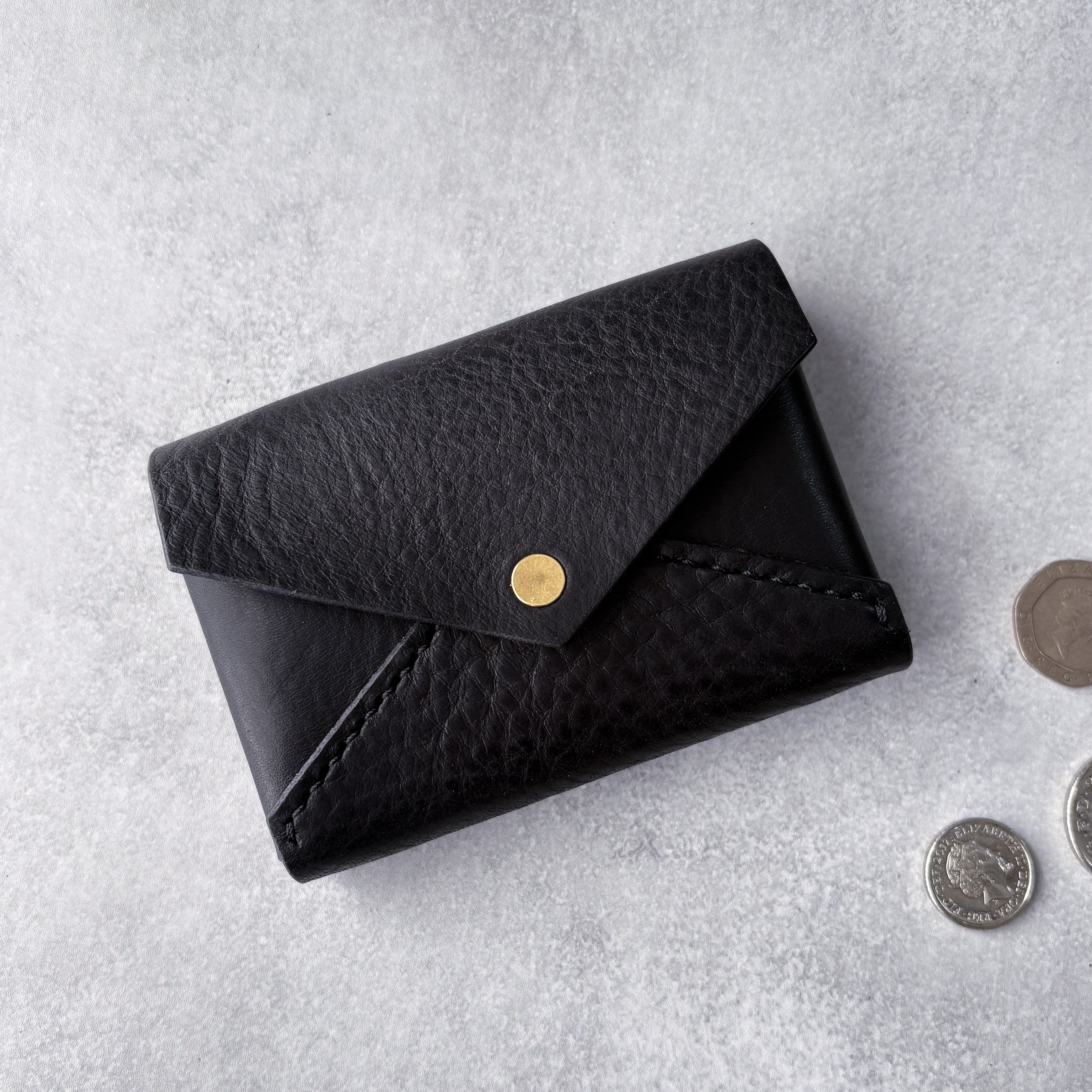 シンプルな封筒型　ミニ財布　黒のイタリアンレザーと真鍮ホック　使い方自由　　新作2026