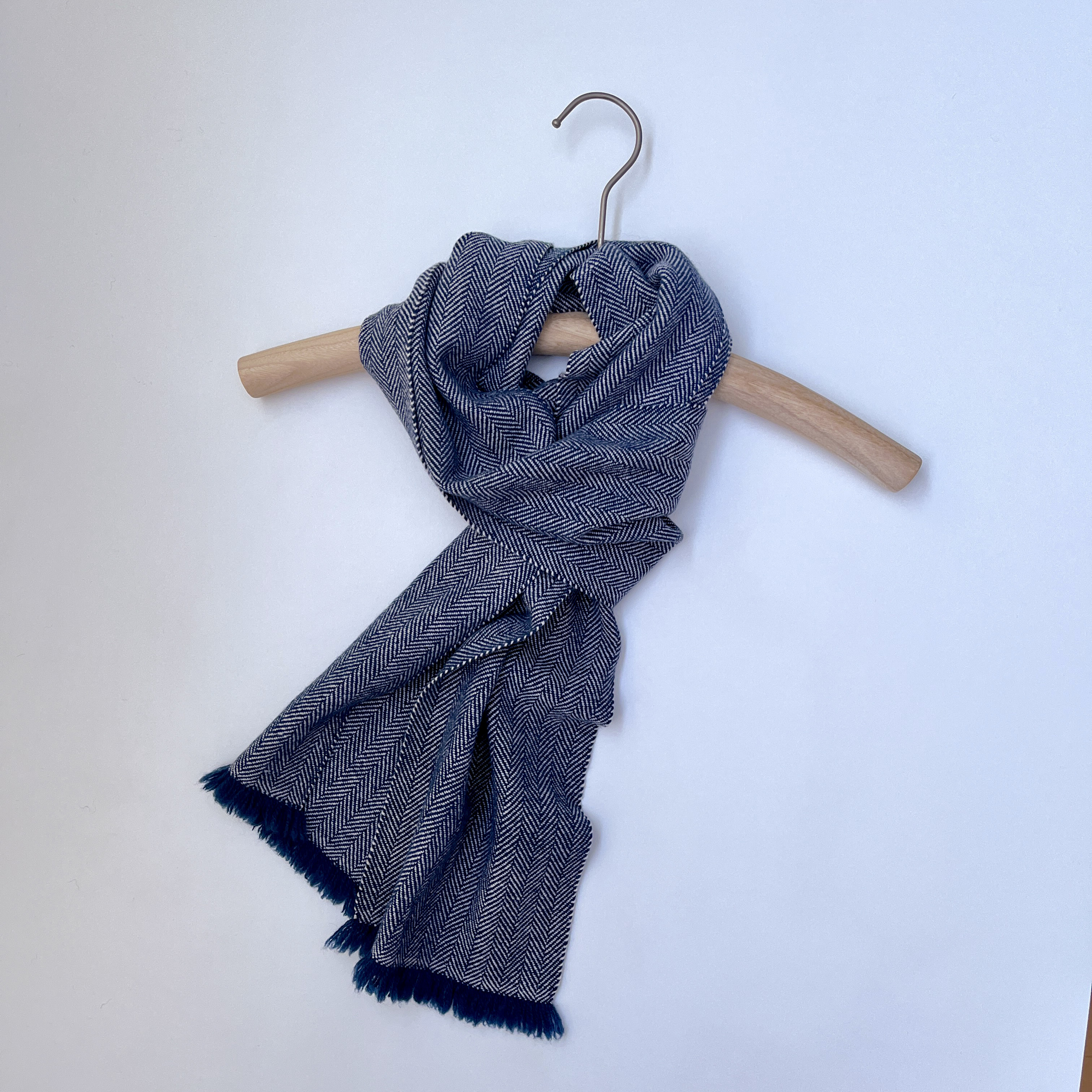 『巻きやすいマフラー　カシミヤ』　ピーチネイビー