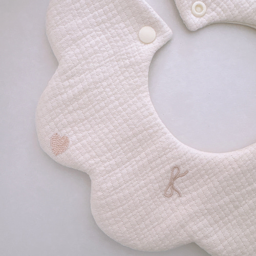 韓国生地 リボン&ハート刺繍 花びらスタイ もくもくスタイ 出産祝い