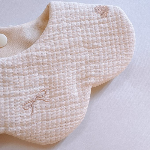 韓国生地 リボン&ハート刺繍 花びらスタイ もくもくスタイ 出産祝い