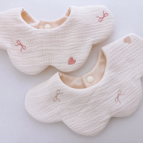 韓国生地 リボン&ハート刺繍 花びらスタイ もくもくスタイ 出産祝い