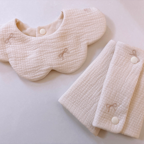 韓国生地 リボン&ハート刺繍 花びらスタイ もくもくスタイ 出産祝い