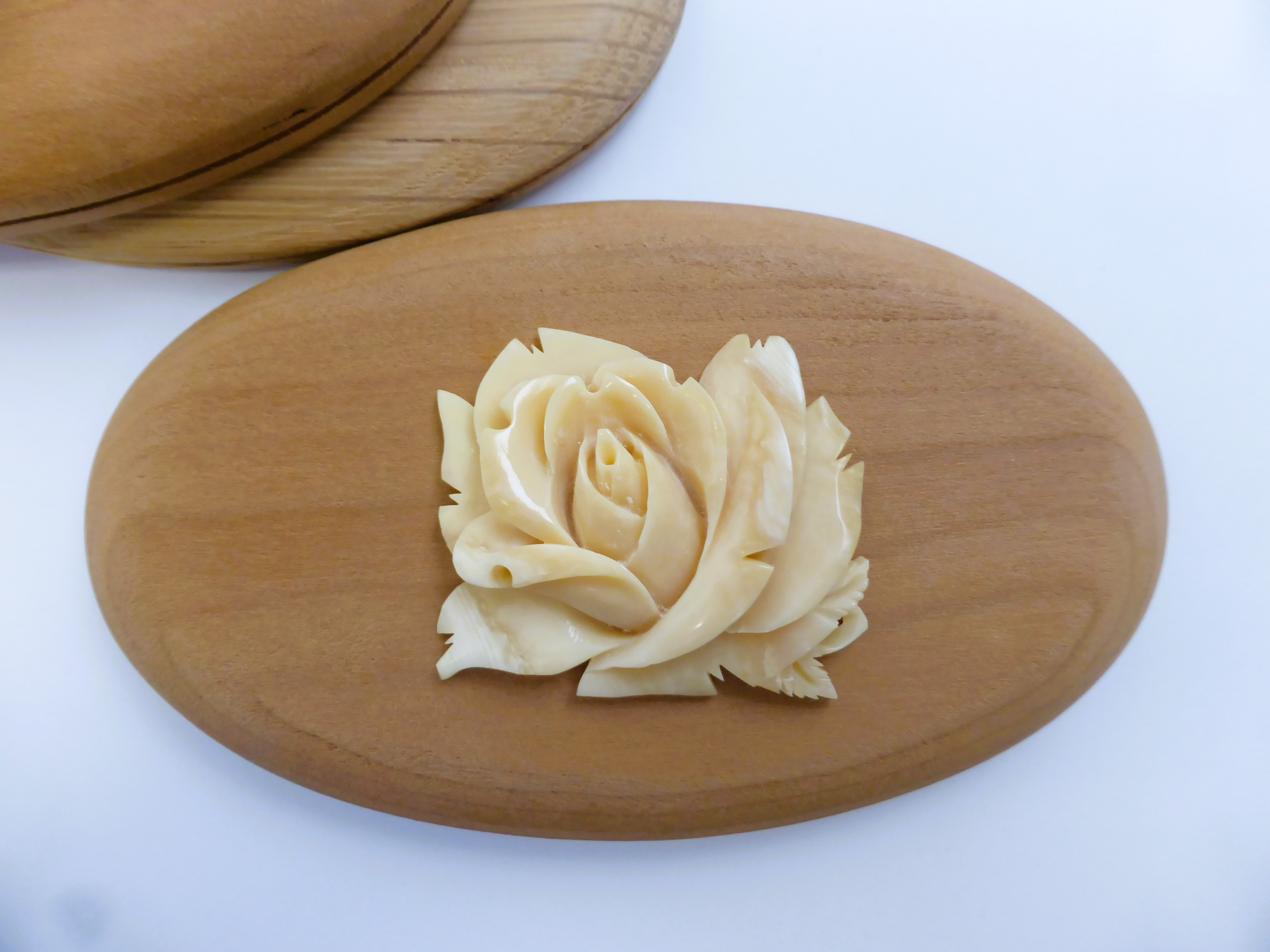 マッコウ鯨歯のオーナメント「薔薇/バラ」(I)