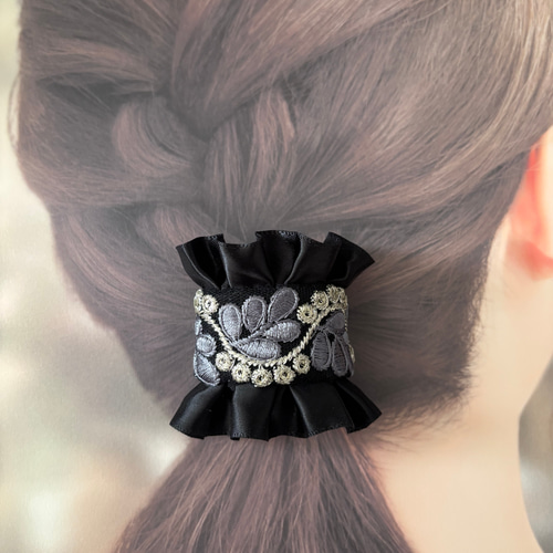 インド刺繍リボンのポニーフック｜ブラック × ブルーグレー刺繍 ポニー