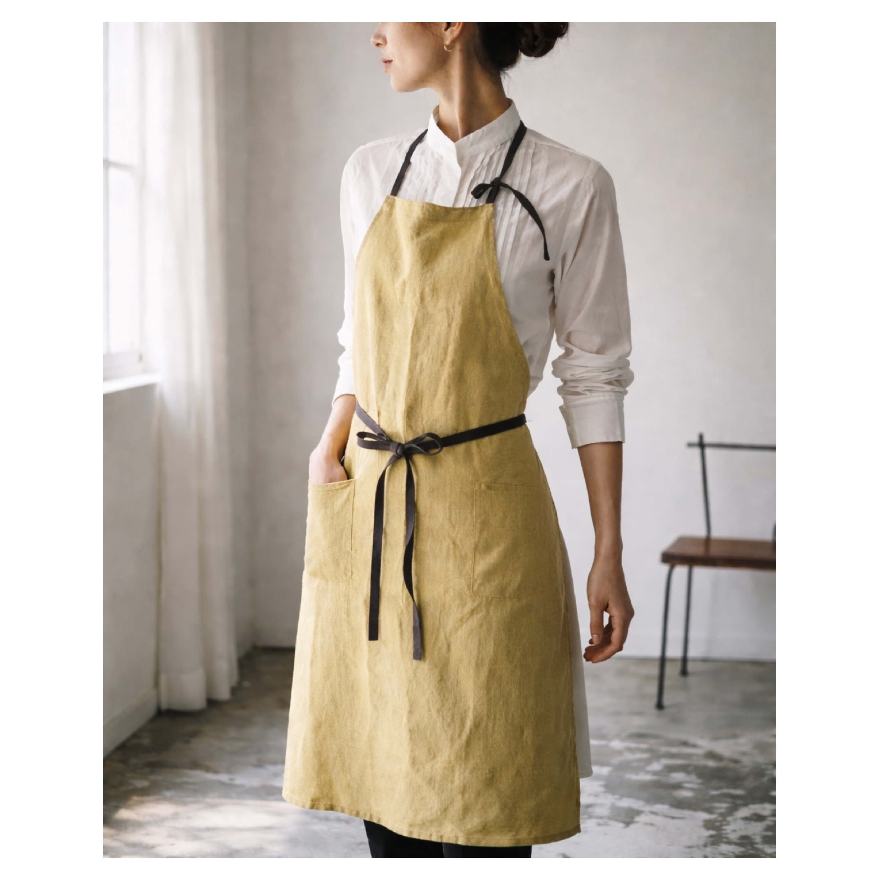 洗い込まれてふっくら肌触りのベルギーリネン×コットンリネンのシンプルなエプロン／イエロー×チャコール