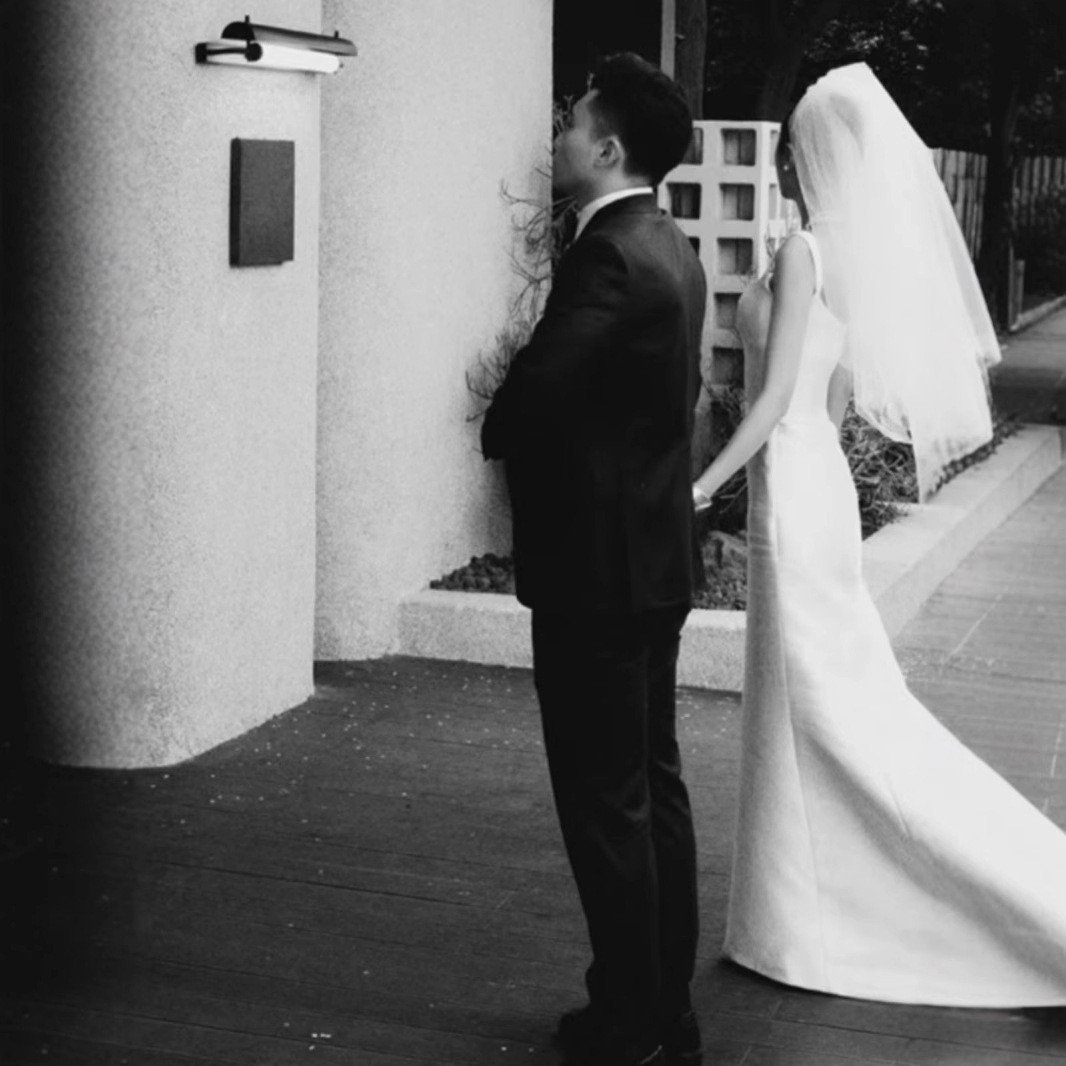 ウェディングドレス 白 黒 サテン ノースリーブ 裾引き シンプル 韓国風 花嫁 前撮り 二次会 お呼ばれ AK603