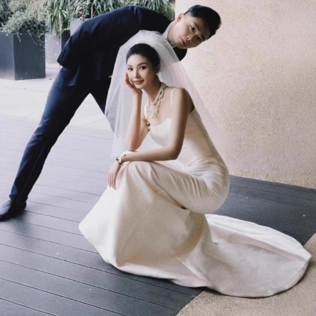 ウェディングドレス 白 黒 サテン ノースリーブ 裾引き シンプル 韓国風 花嫁 前撮り 二次会 お呼ばれ AK603