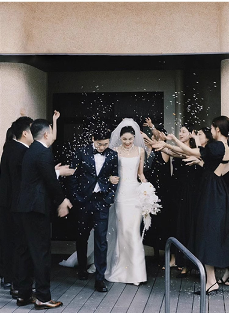 ウェディングドレス 白 黒 サテン ノースリーブ 裾引き シンプル 韓国風 花嫁 前撮り 二次会 お呼ばれ AK603