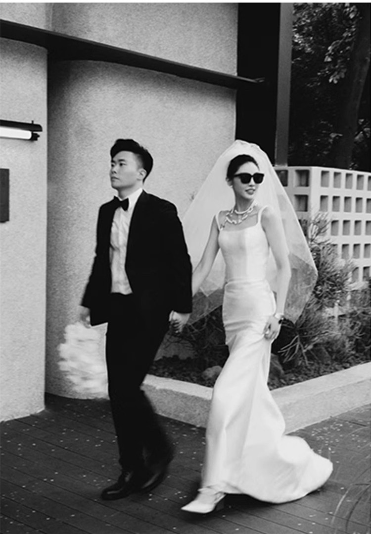 ウェディングドレス 白 黒 サテン ノースリーブ 裾引き シンプル 韓国風 花嫁 前撮り 二次会 お呼ばれ AK603