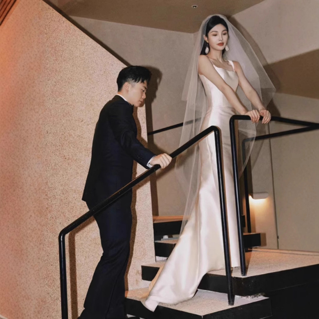 ウェディングドレス 白 黒 サテン ノースリーブ 裾引き シンプル 韓国風 花嫁 前撮り 二次会 お呼ばれ AK603