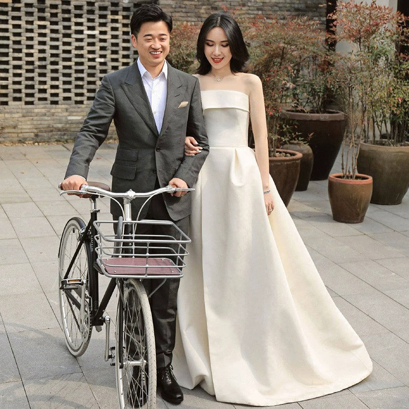 ウェディングドレス 白 サテン ノースリーブ シンプル 韓国風 花嫁 パーティー 前撮り 二次会 お呼ばれ AK609