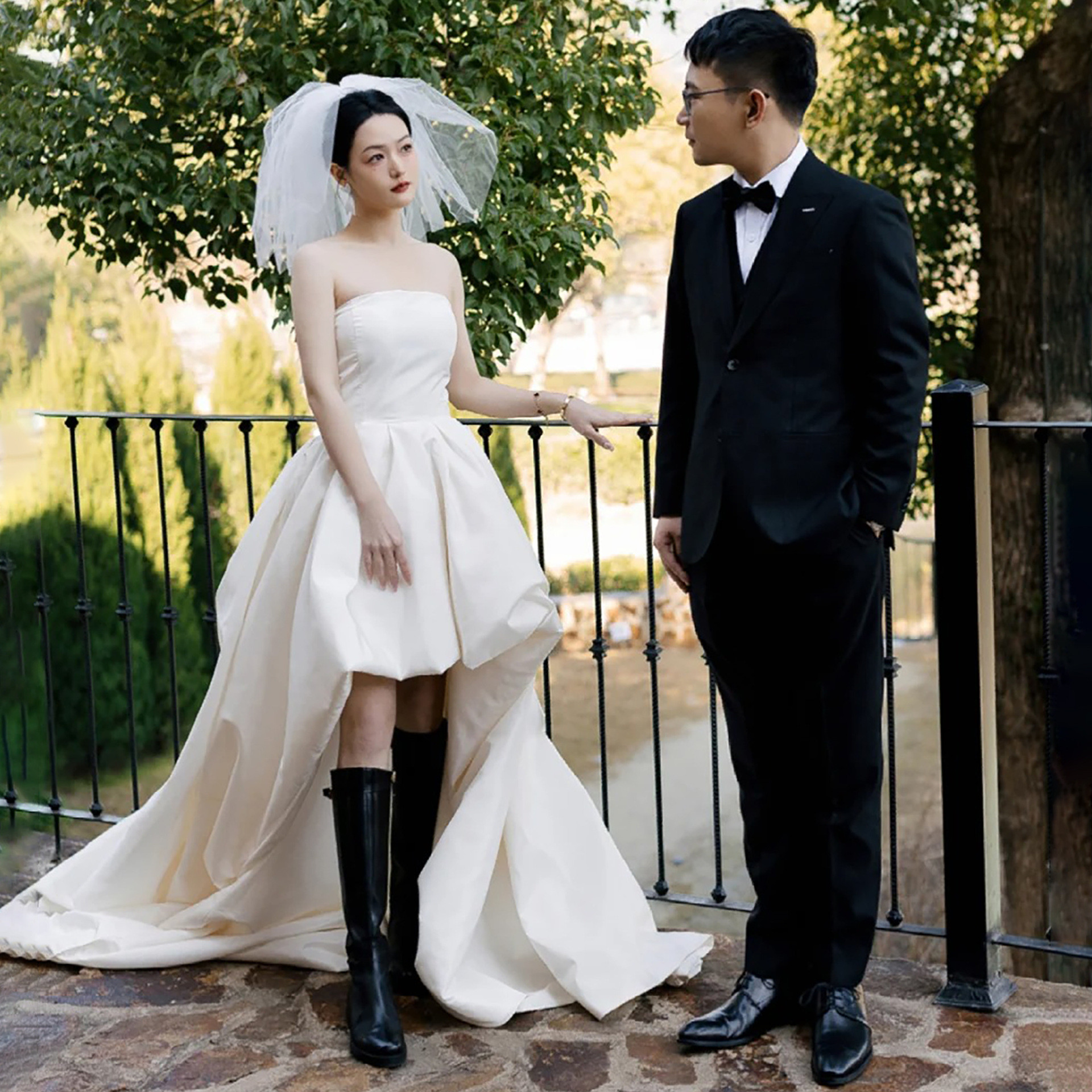 高級感 白 タフタ オフショルダー パーティードレス 裾引き シンプル 花嫁 結婚式 演奏会 前撮り HL1000