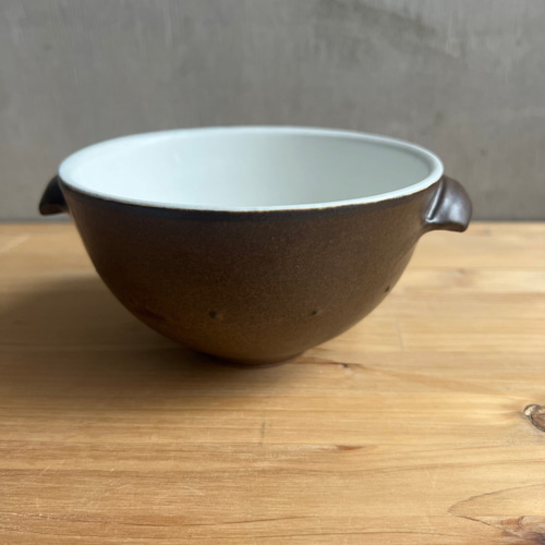 陶器つる岡 鶴岡誠 耳付きスープボウル 13cm 内白外黒｜スープカップ