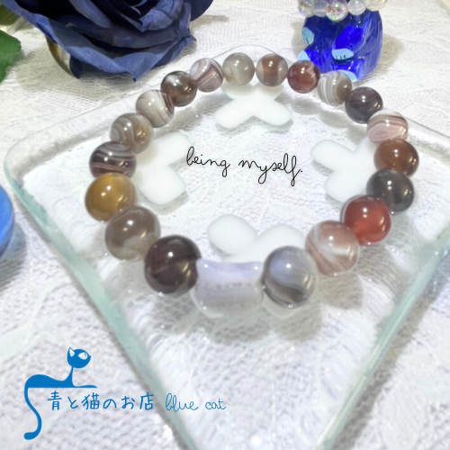 【猫】受けとめ、ほどく ボツワナアゲートのブレスレット〈天然石〉