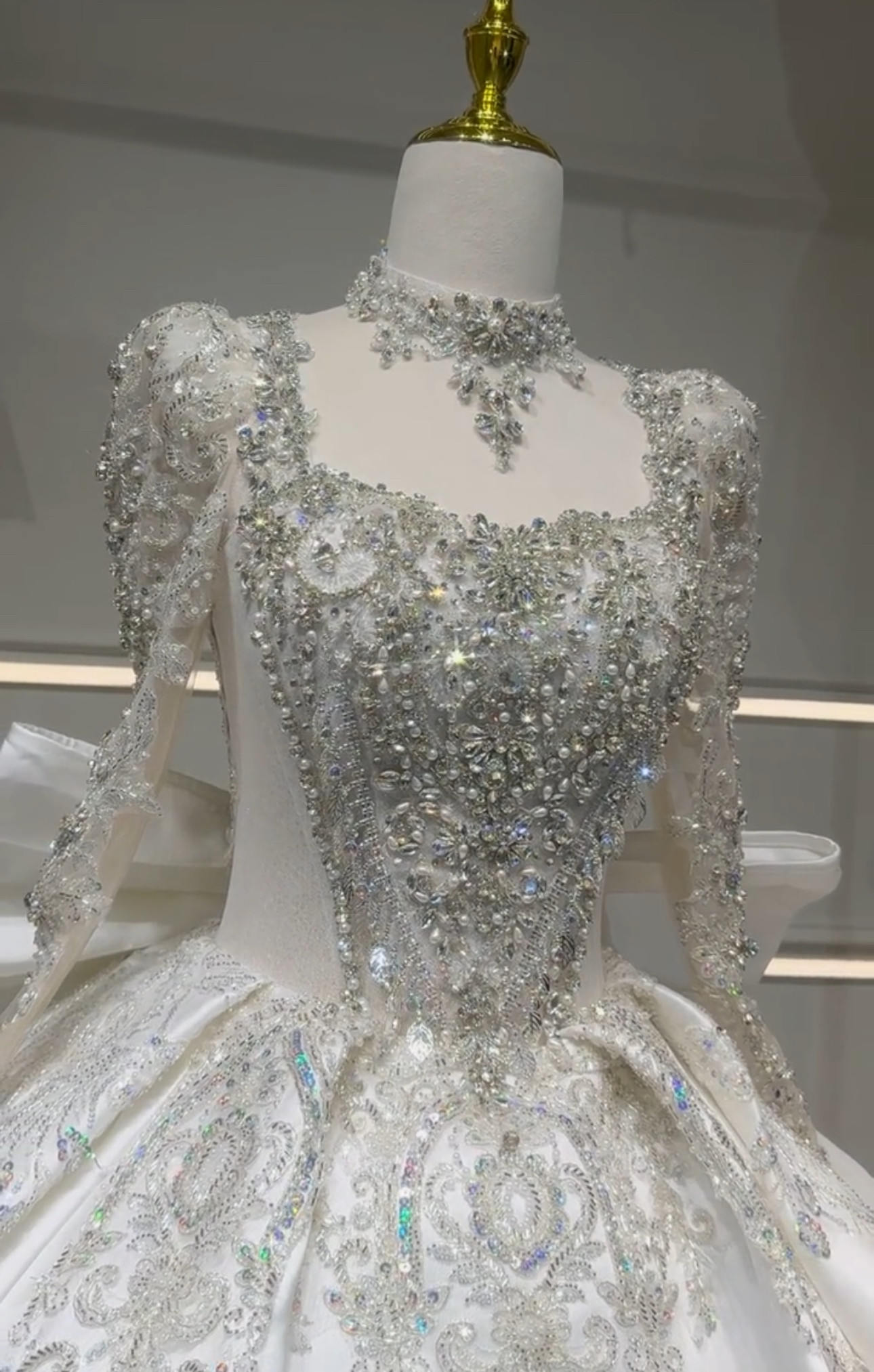 新作　バックリボン　光沢サテン　オフホワイト　スクエアネック　2026ウェディングドレス　背中空き　ブライダル花嫁挙式