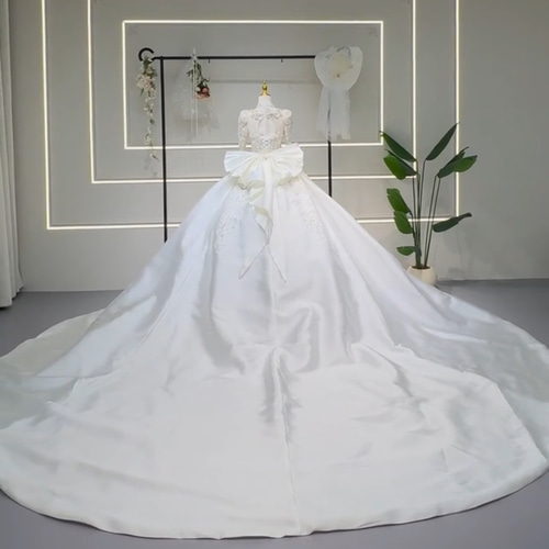 新作 バックリボン 光沢サテン オフホワイト スクエアネック 2026