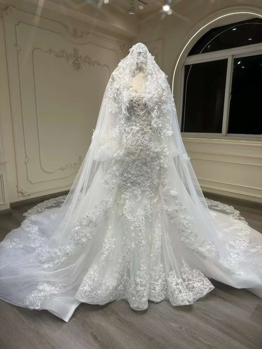 お買い得！マーメイドドレス　贅沢な花総レース　オフショルダー　シーズル袖　ホワイト　ストーン付き　2次会ウェディングドレ