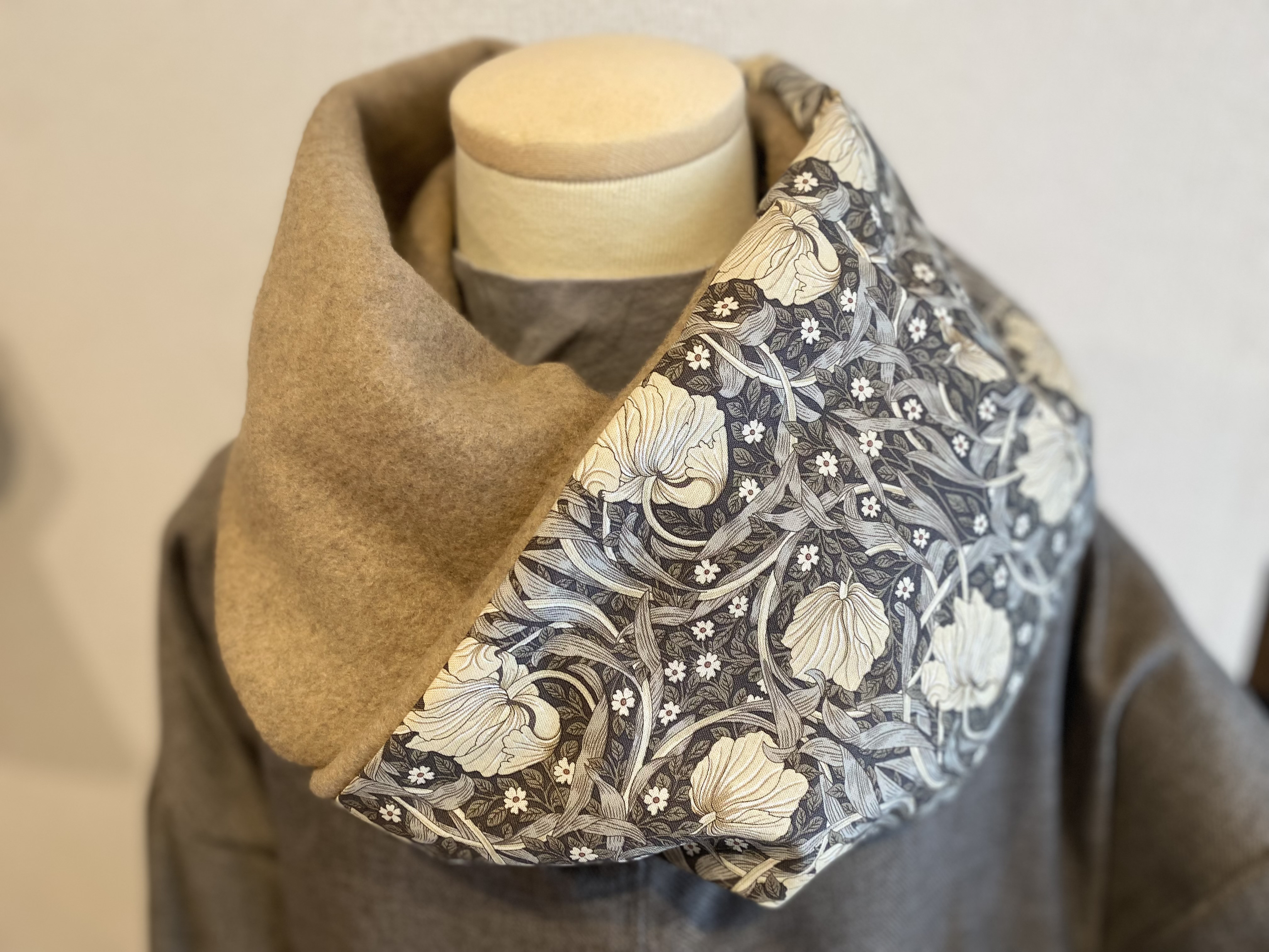 ウイリアムモリス　ピンパネル(グレージュ)スヌード