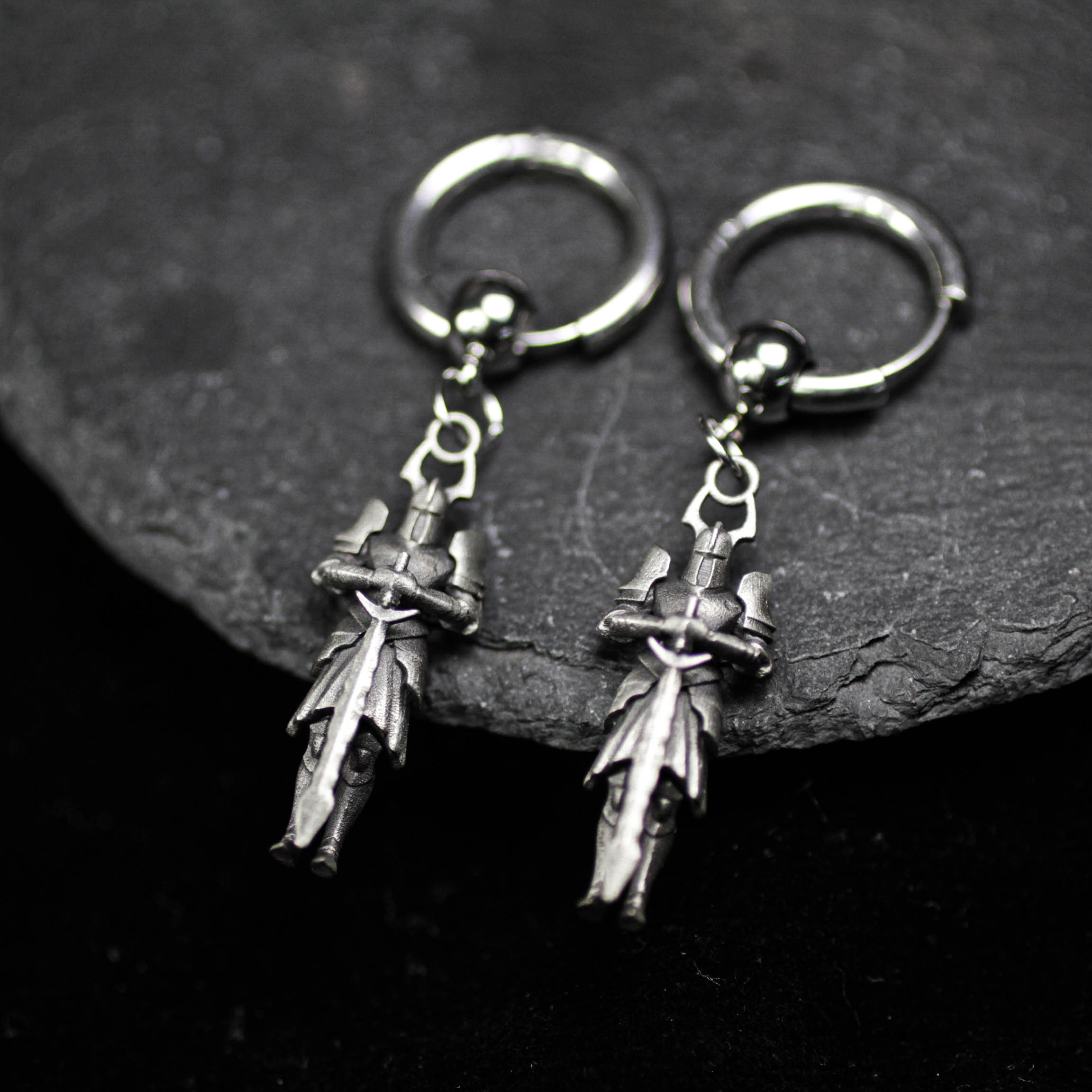 騎士戦士ドロップイヤリング - 中世の鎧にインスパイアされたジュエリー - ホワイトブラスハンドメイドダングルイヤリング