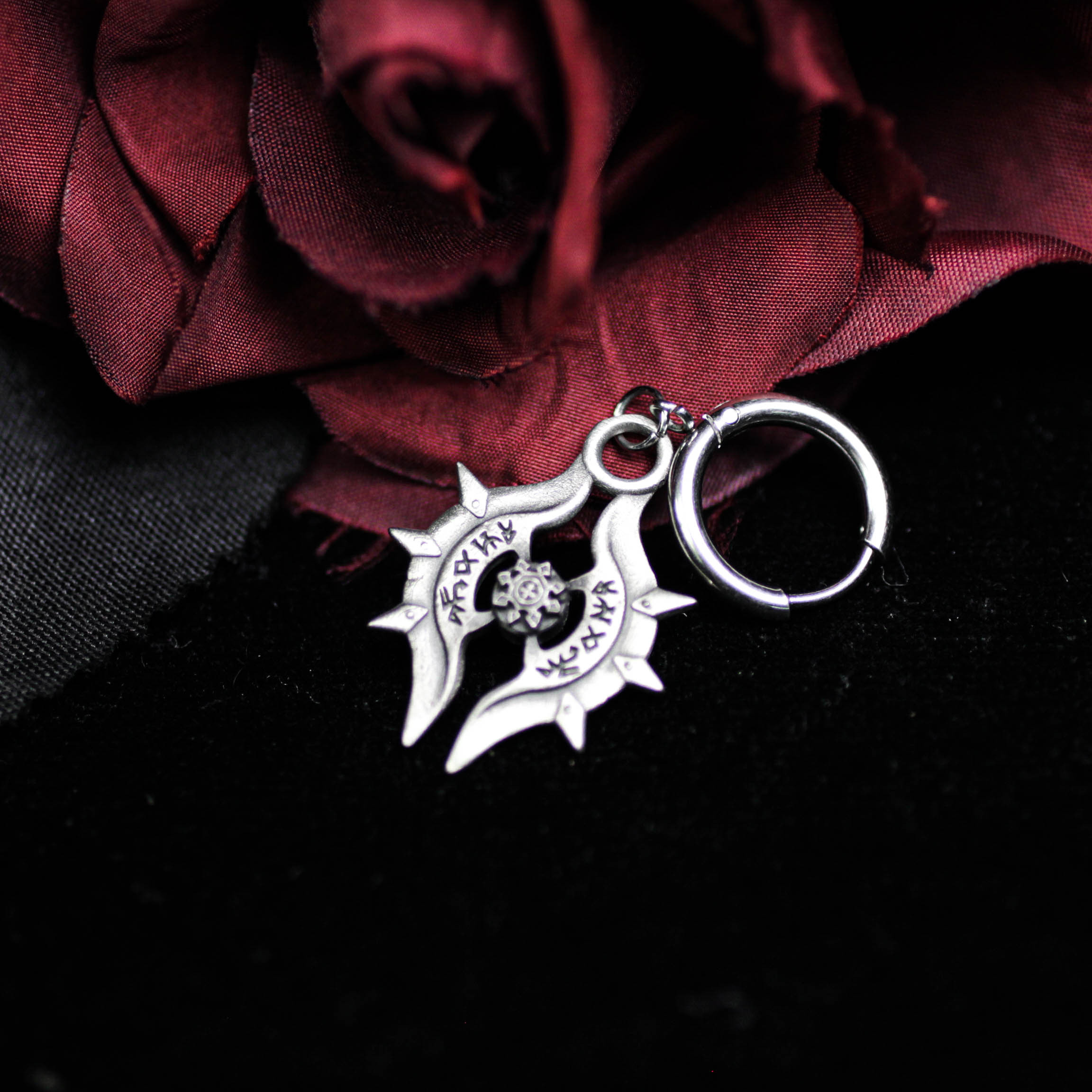 ルーンブレードドロップイヤリング - ゴシックシンボルにインスパイアされたジュエリー - ホワイトブラスハンドメイドダン