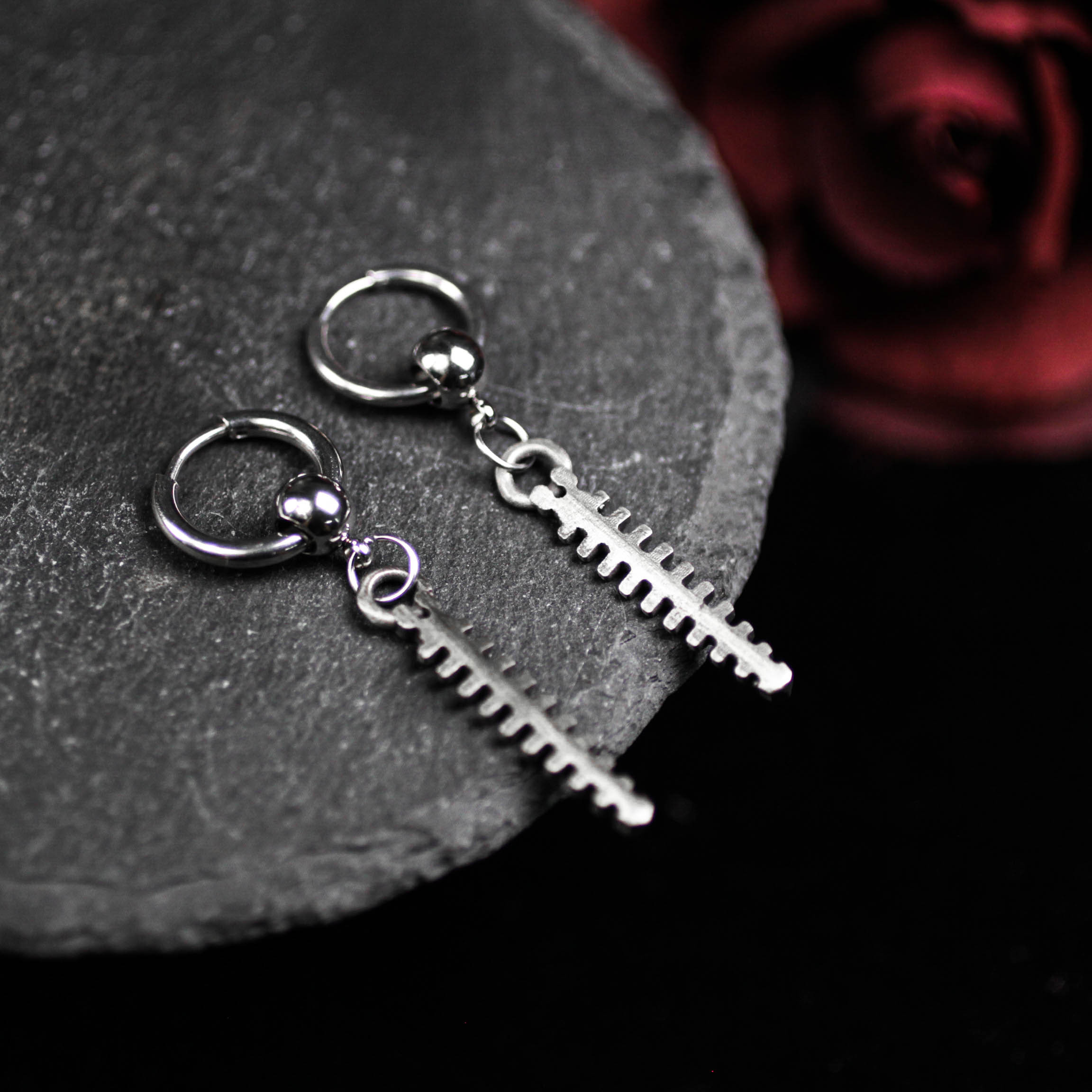 フィッシュボーンドロップイヤリング - ゴシックスケルトン風ジュエリー - ホワイトブラス製ハンドメイドダングルイヤリン 6,650円